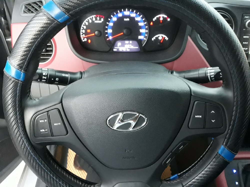 Bán Hyundai Grand i10 sedan 1.2AT màu bạc số tự động sản xuất cuối 2017 đi 12000k