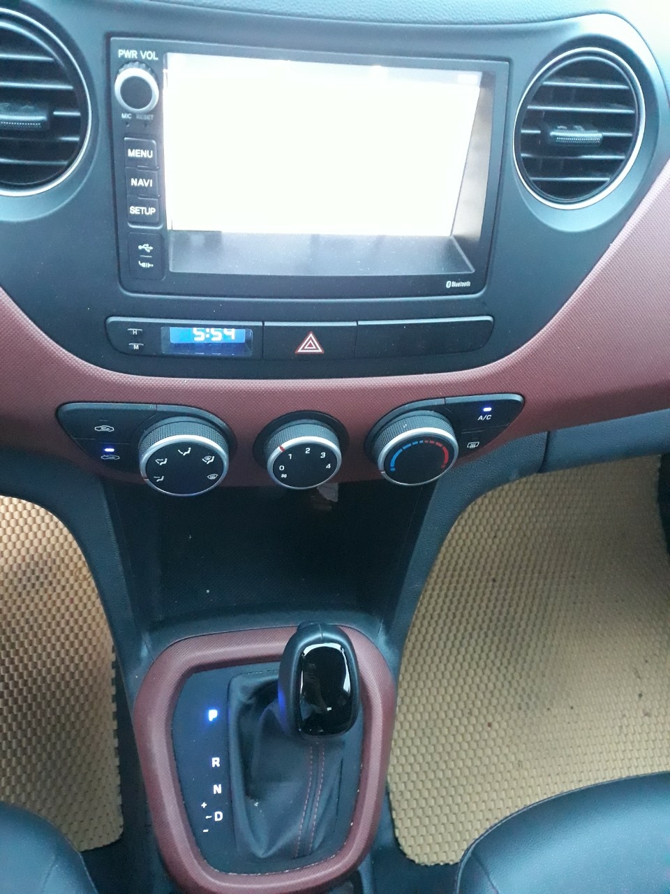Bán Hyundai Grand i10 sedan 1.2AT màu bạc số tự động sản xuất cuối 2017 đi 12000k