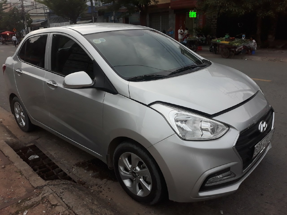 Bán Hyundai Grand i10 sedan 1.2AT màu bạc số tự động sản xuất cuối 2017 đi 12000k