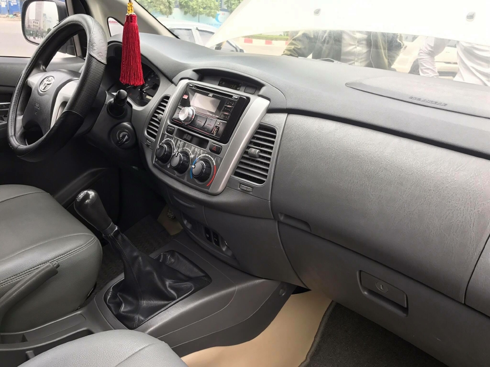 Bán Toyota Innova 2013 số sàn vàng cát mình chính chủ đi kỹ