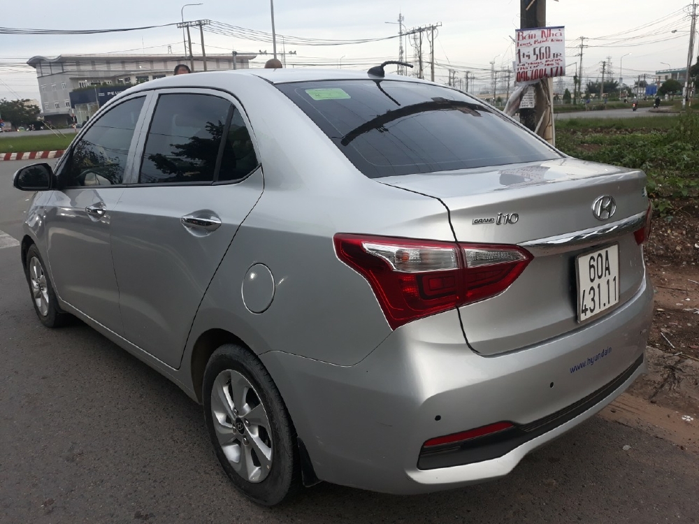 Bán Hyundai Grand i10 sedan 1.2AT màu bạc số tự động sản xuất cuối 2017 đi 12000k