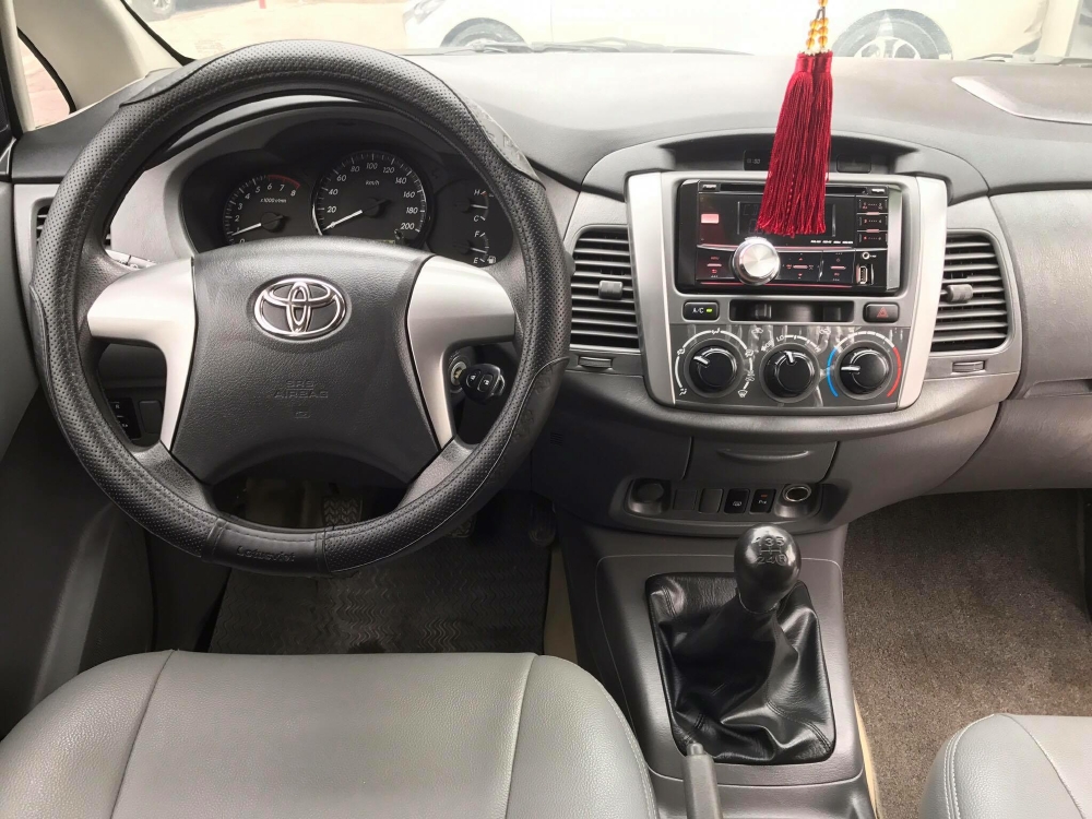 Bán Toyota Innova 2013 số sàn vàng cát mình chính chủ đi kỹ