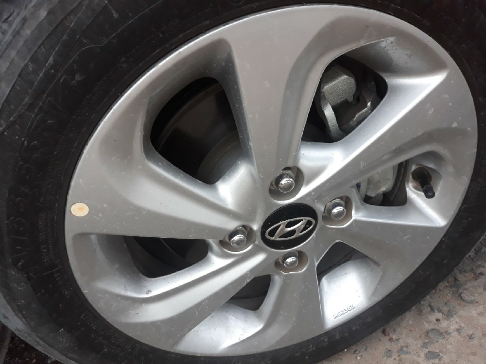 Bán Hyundai Grand i10 sedan 1.2AT màu bạc số tự động sản xuất cuối 2017 đi 12000k