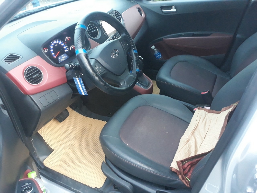 Bán Hyundai Grand i10 sedan 1.2AT màu bạc số tự động sản xuất cuối 2017 đi 12000k