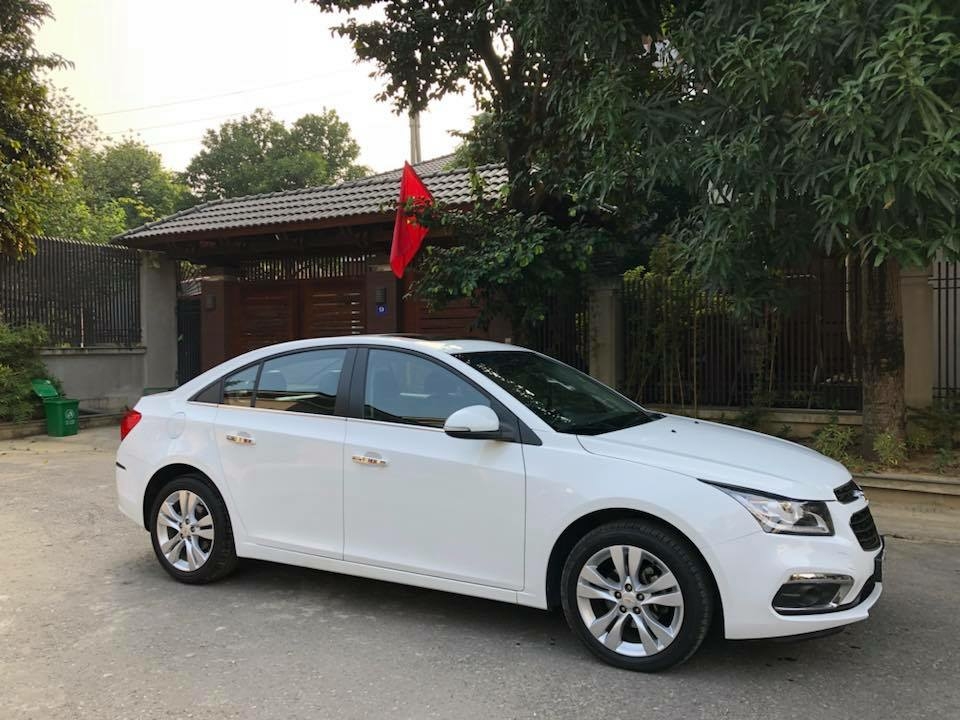 Cần bán xe Chevrolet Cruze LTZ 2017 số tự động màu trắng