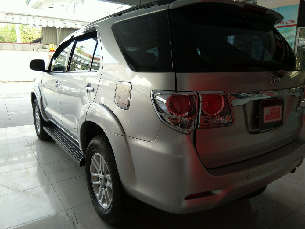 Bán Fortuner đời 2014 máy xăng, số tư động, màu bạc.Giảm 30 triệu cho khách thiện chí