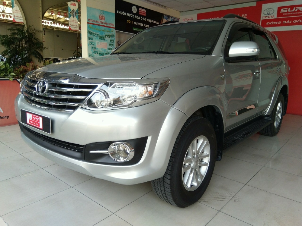 Bán Fortuner đời 2014 máy xăng, số tư động, màu bạc.Giảm 30 triệu cho khách thiện chí