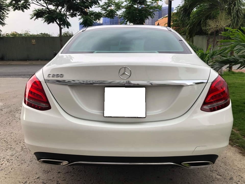 Gia đình cần bán xe C250, sản xuất 2017, số số tự động, màu trắng,