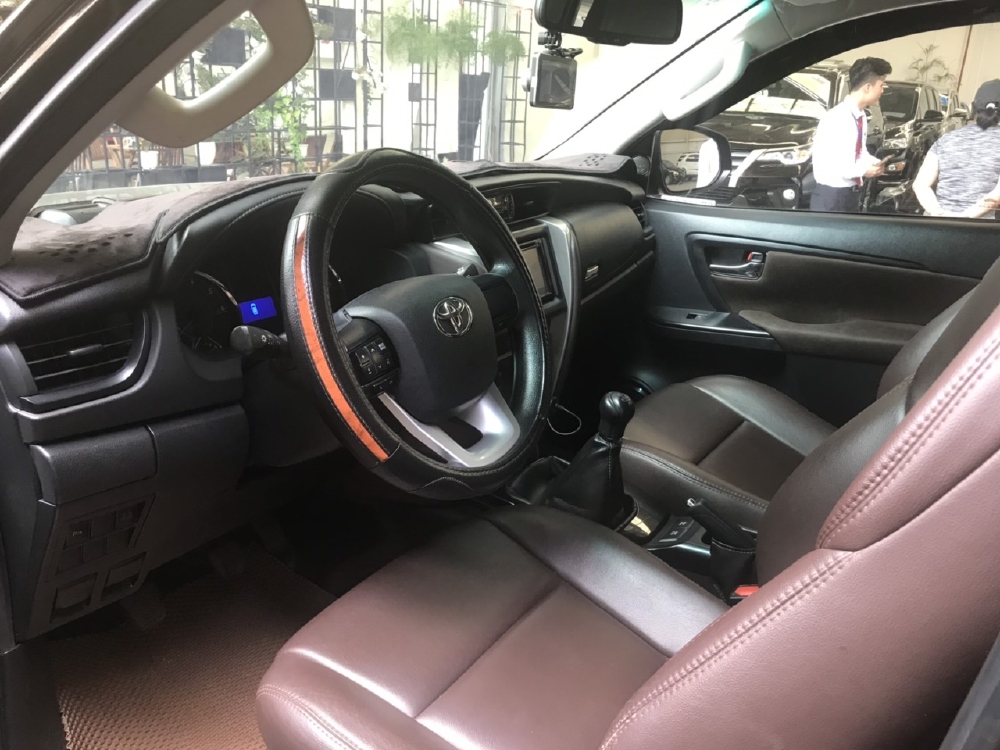 Bán Fortuner đời 2017 màu nâu, số sàn, máy dầu. Góp 70%