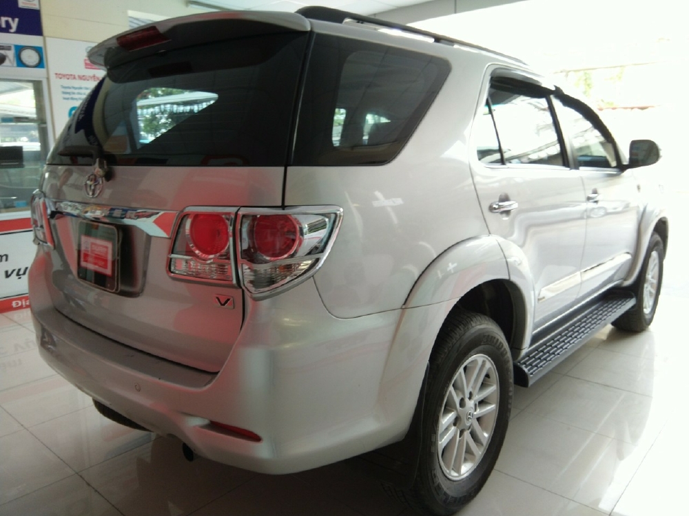Bán Fortuner đời 2014 máy xăng, số tư động, màu bạc.Giảm 30 triệu cho khách thiện chí