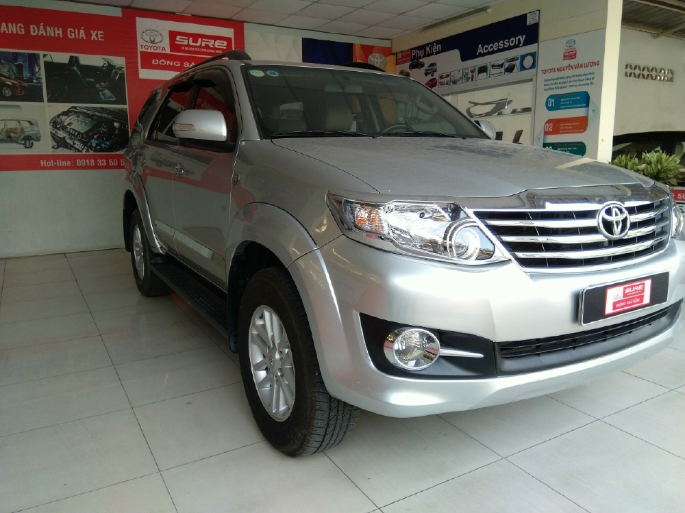 Bán Fortuner đời 2014 máy xăng, số tư động, màu bạc.Giảm 30 triệu cho khách thiện chí