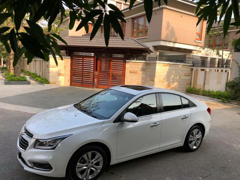 Cần bán xe Chevrolet Cruze LTZ 2017 số tự động màu trắng