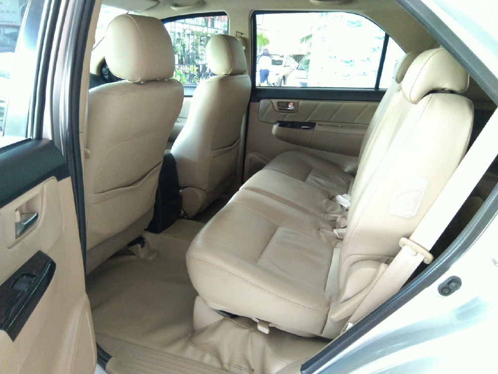 Bán Fortuner đời 2014 máy xăng, số tư động, màu bạc.Giảm 30 triệu cho khách thiện chí