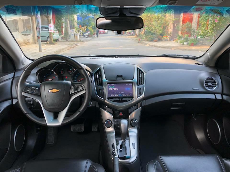 Cần bán xe Chevrolet Cruze LTZ 2017 số tự động màu trắng