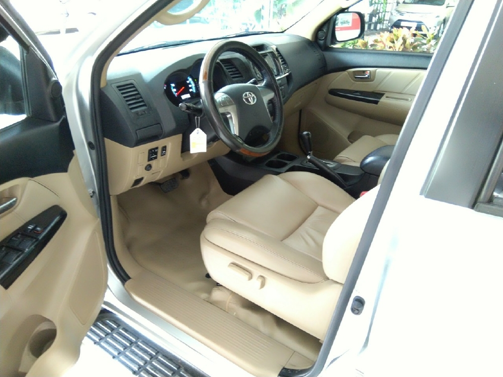 Bán Fortuner đời 2014 máy xăng, số tư động, màu bạc.Giảm 30 triệu cho khách thiện chí