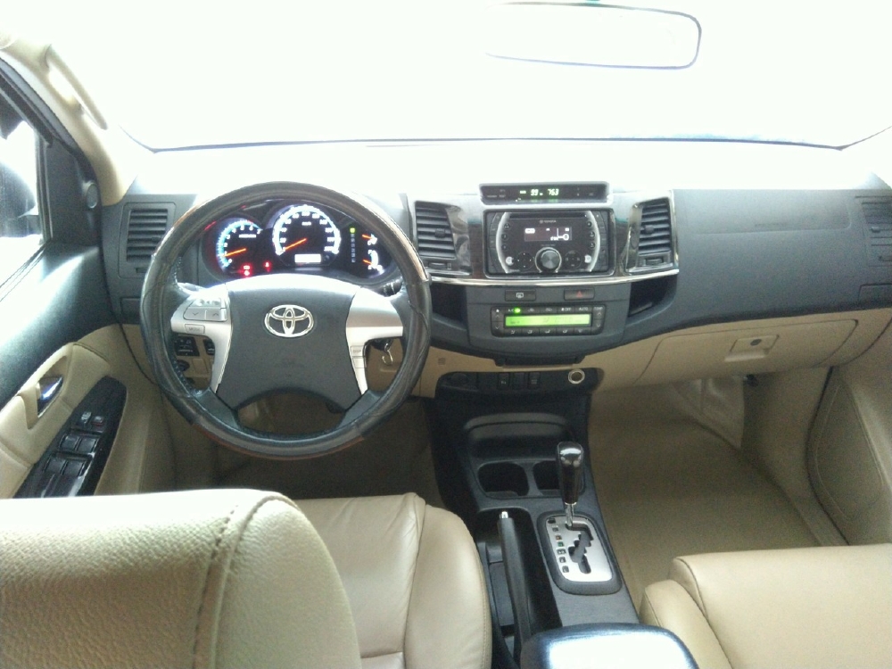 Bán Fortuner đời 2014 máy xăng, số tư động, màu bạc.Giảm 30 triệu cho khách thiện chí