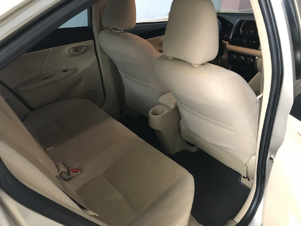 Cần bán xe Toyota Vios 1.5E 2016 số tự động màu vàng cát