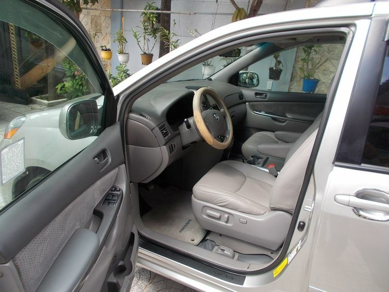 Gia đình cần bán Toyota Sienna 2009 le nhập mỹ bản full màu bạc