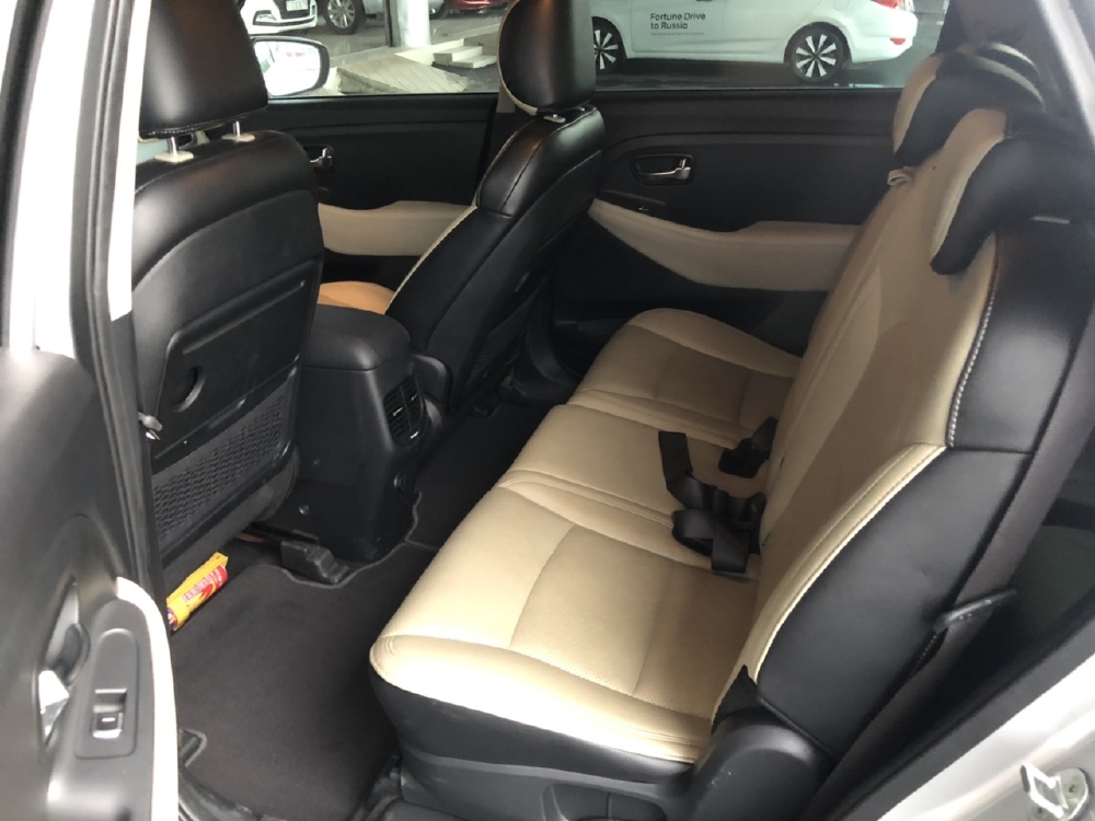 Bán Kia Rondo Crdi 1.7AT máy dầu số tự động màu bạc sản xuất 2017 lăn bánh cuối 2018 biển Sài Gòn đi 8000km