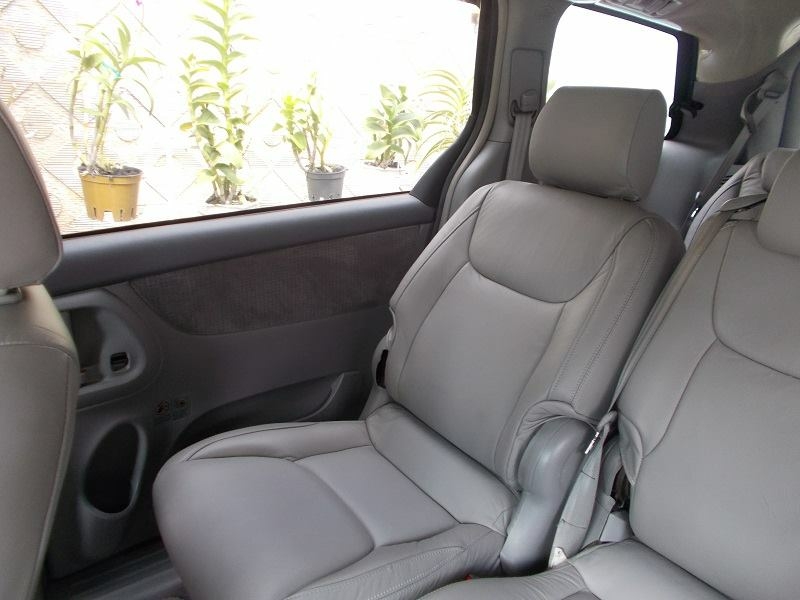 Gia đình cần bán Toyota Sienna 2009 le nhập mỹ bản full màu bạc