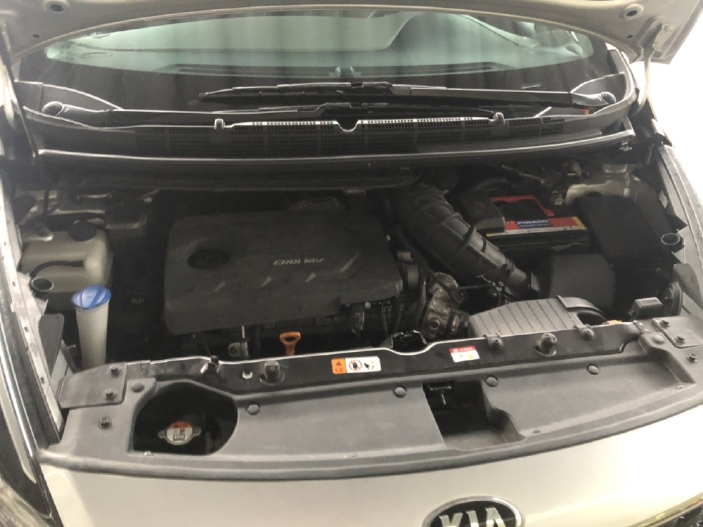 Bán Kia Rondo Crdi 1.7AT máy dầu số tự động màu bạc sản xuất 2017 lăn bánh cuối 2018 biển Sài Gòn đi 8000km