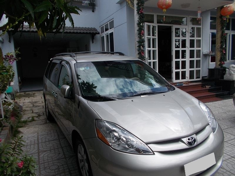 Gia đình cần bán Toyota Sienna 2009 le nhập mỹ bản full màu bạc
