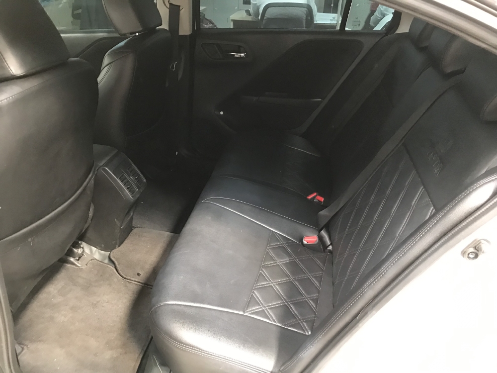 Bán Honda City 1.5CVT màu trắng số tự động sản xuất 2018 biển Sài Gòn đi 8000km