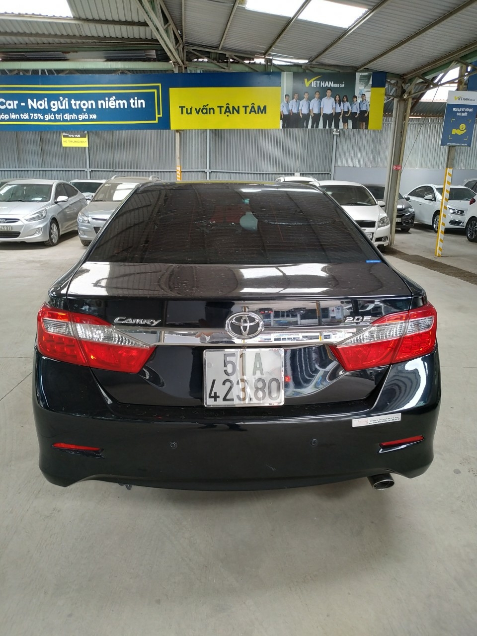 Bán Toyota Camry 2.0E màu đen VIP số tự động sản xuất cuối 2012 mẫu mới biển Sài Gòn