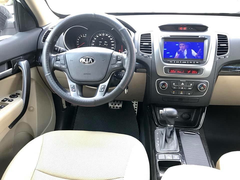 Cần bán Kia sorento GAT, sản xuất 2017, số tự động, máy xăng, màu trắng