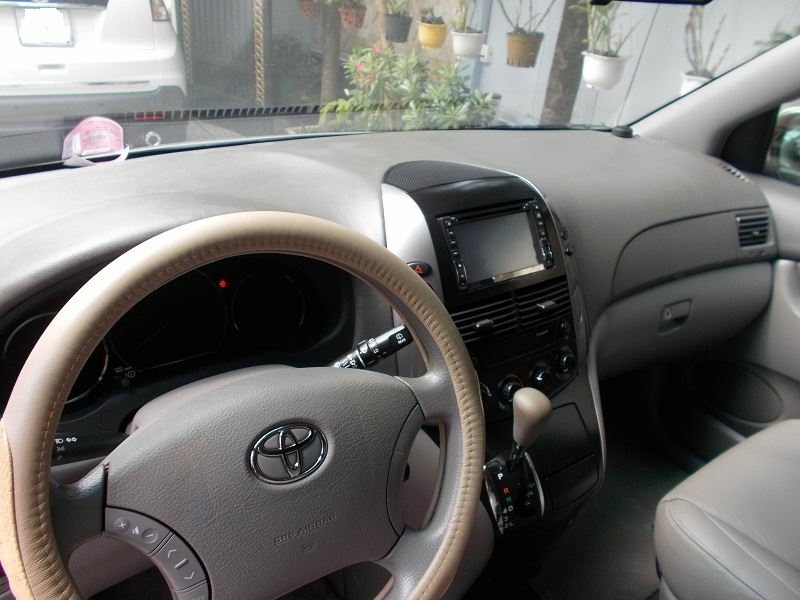 Gia đình cần bán Toyota Sienna 2009 le nhập mỹ bản full màu bạc