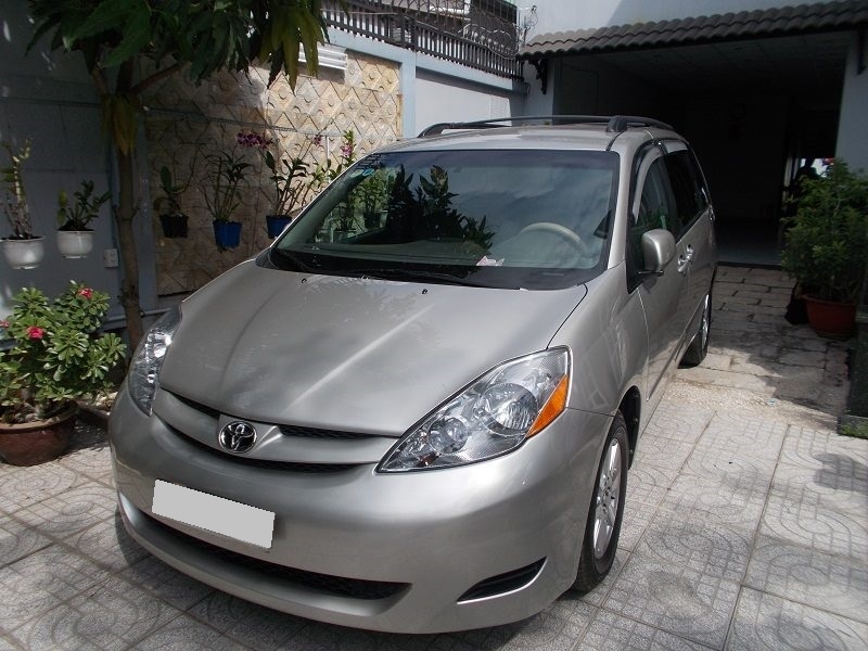 Gia đình cần bán Toyota Sienna 2009 le nhập mỹ bản full màu bạc