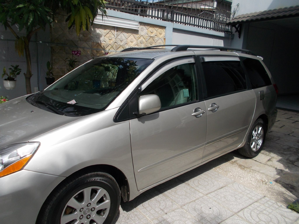 Gia đình cần bán Toyota Sienna 2009 le nhập mỹ bản full màu bạc