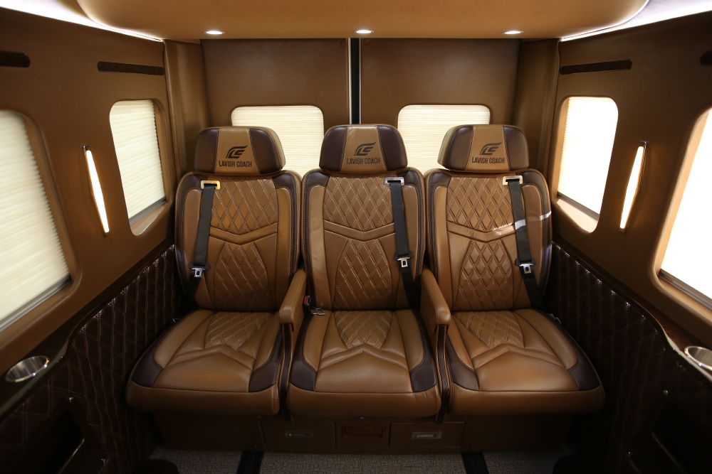 Solati Limousine 10 ghế phiên bản xe chạy dịch vụ cho nhà xe - xe mới 100%