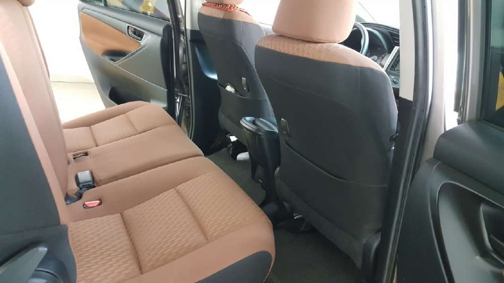 Bán Toyota INNOVA 2.0E màu nâu titan số sàn sản xuất 2018 xe đẹp