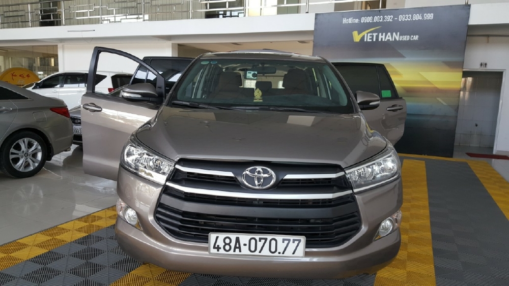 Bán Toyota INNOVA 2.0E màu nâu titan số sàn sản xuất 2018 xe đẹp