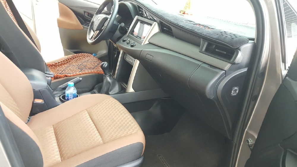 Bán Toyota INNOVA 2.0E màu nâu titan số sàn sản xuất 2018 xe đẹp