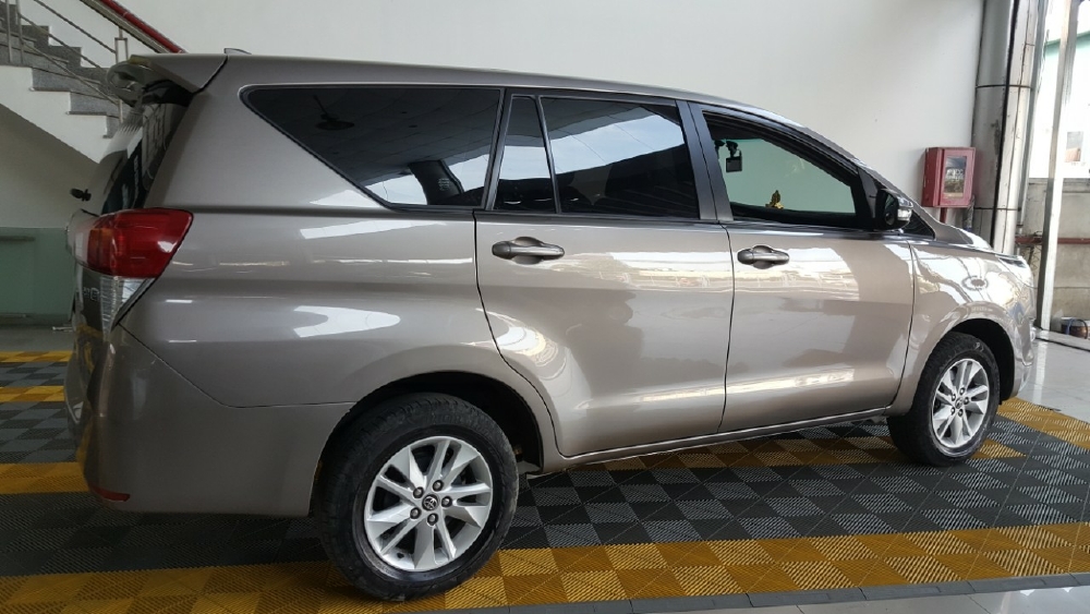 Bán Toyota INNOVA 2.0E màu nâu titan số sàn sản xuất 2018 xe đẹp