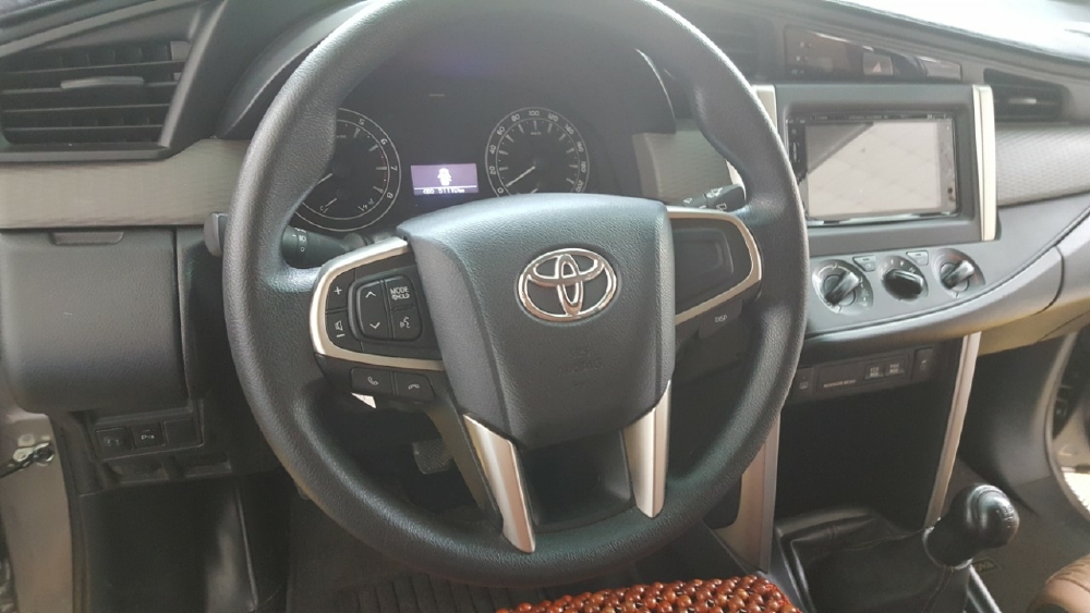 Bán Toyota INNOVA 2.0E màu nâu titan số sàn sản xuất 2018 xe đẹp