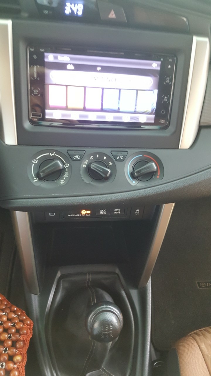 Bán Toyota INNOVA 2.0E màu nâu titan số sàn sản xuất 2018 xe đẹp