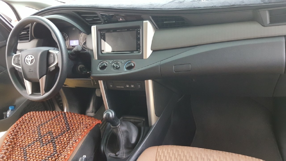 Bán Toyota INNOVA 2.0E màu nâu titan số sàn sản xuất 2018 xe đẹp