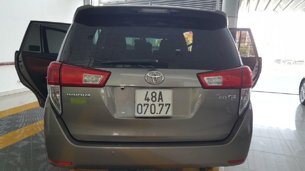 Bán Toyota INNOVA 2.0E màu nâu titan số sàn sản xuất 2018 xe đẹp