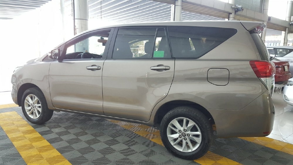 Bán Toyota INNOVA 2.0E màu nâu titan số sàn sản xuất 2018 xe đẹp