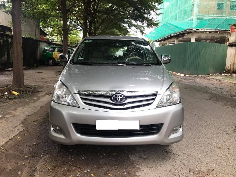 Cần tiền bán xe cọp Innova 2011, số sàn, màu bạc, máy xăng