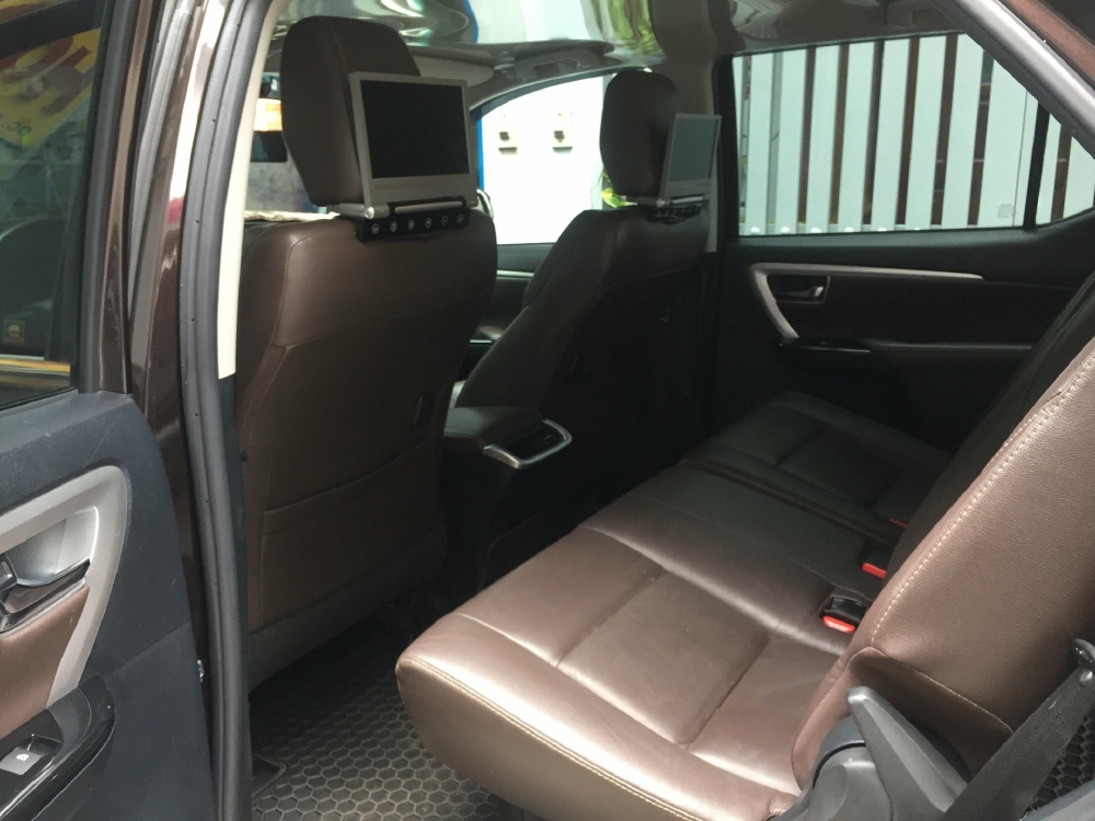 Cần bán xe Toyota Fortuner 2017 máy xăng số tự động màu cánh dán