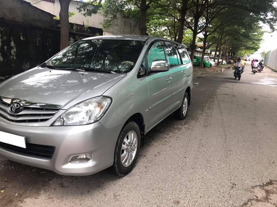 Cần tiền bán xe cọp Innova 2011, số sàn, màu bạc, máy xăng
