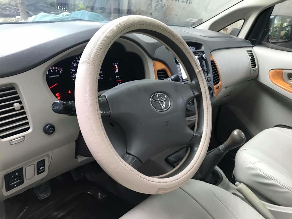 Cần tiền bán xe cọp Innova 2011, số sàn, màu bạc, máy xăng