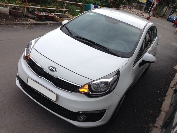 Cần bán xe Kia Rio 2016 màu trắng số tự động