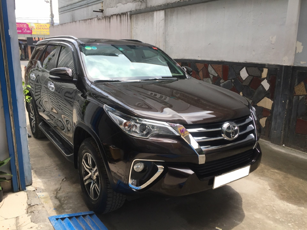 Cần bán xe Toyota Fortuner 2017 máy xăng số tự động màu cánh dán