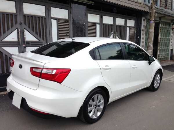 Cần bán xe Kia Rio 2016 màu trắng số tự động