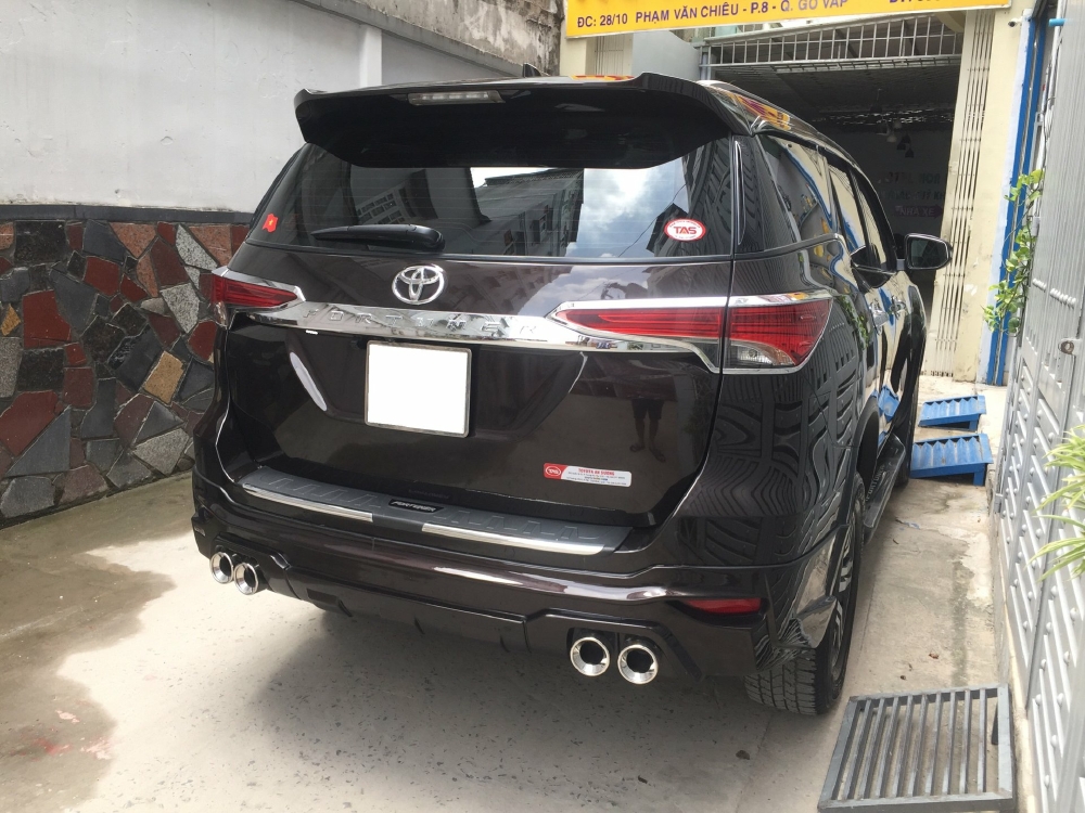 Cần bán xe Toyota Fortuner 2017 máy xăng số tự động màu cánh dán